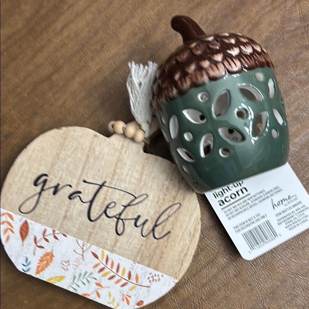 Decorative Acorn and Grateful Sign Set